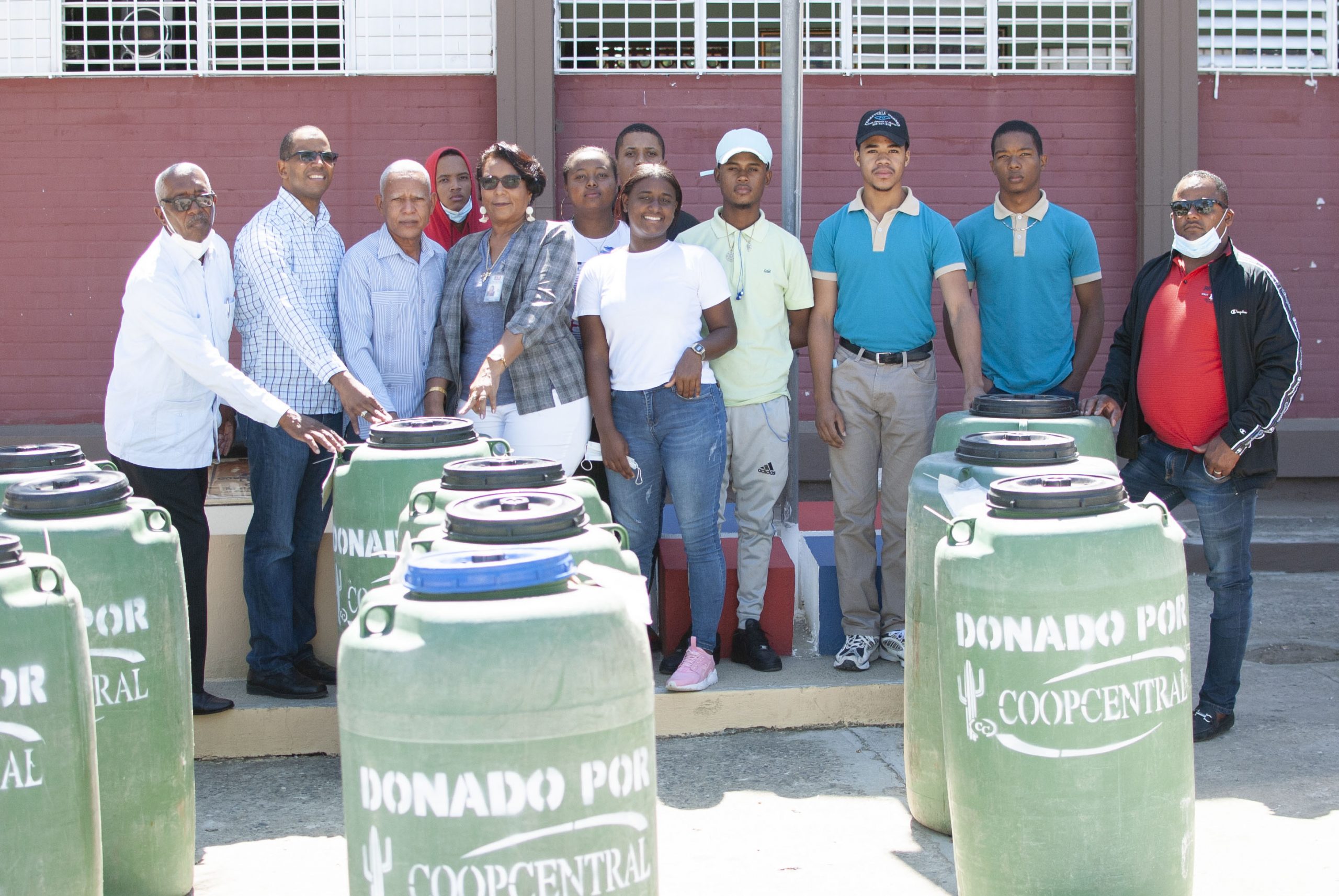 Donación de tanques de agua para el Politécnico