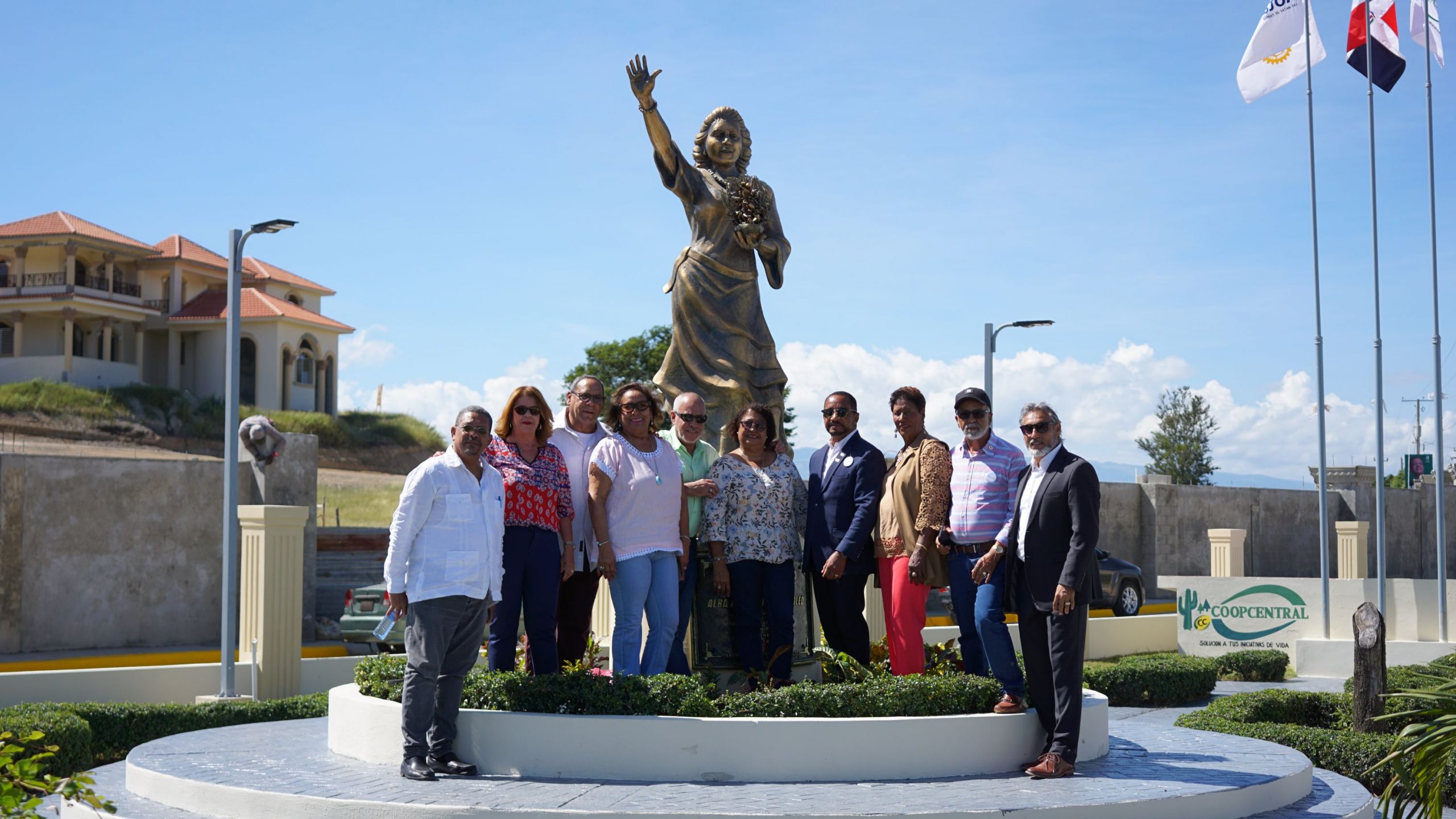 INAUGURACION DE REMOZAMIENTO DE PLAZA DE LAS BANDERAS Y DEVELADO DE ESTATUA ALBA IRIS BAUTISTA DE OLEO