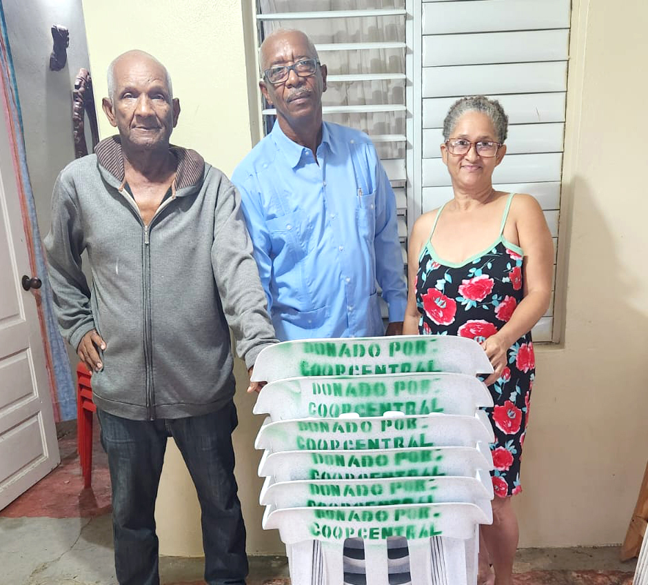 Donacion de sillas a club de Domino Los Barracones