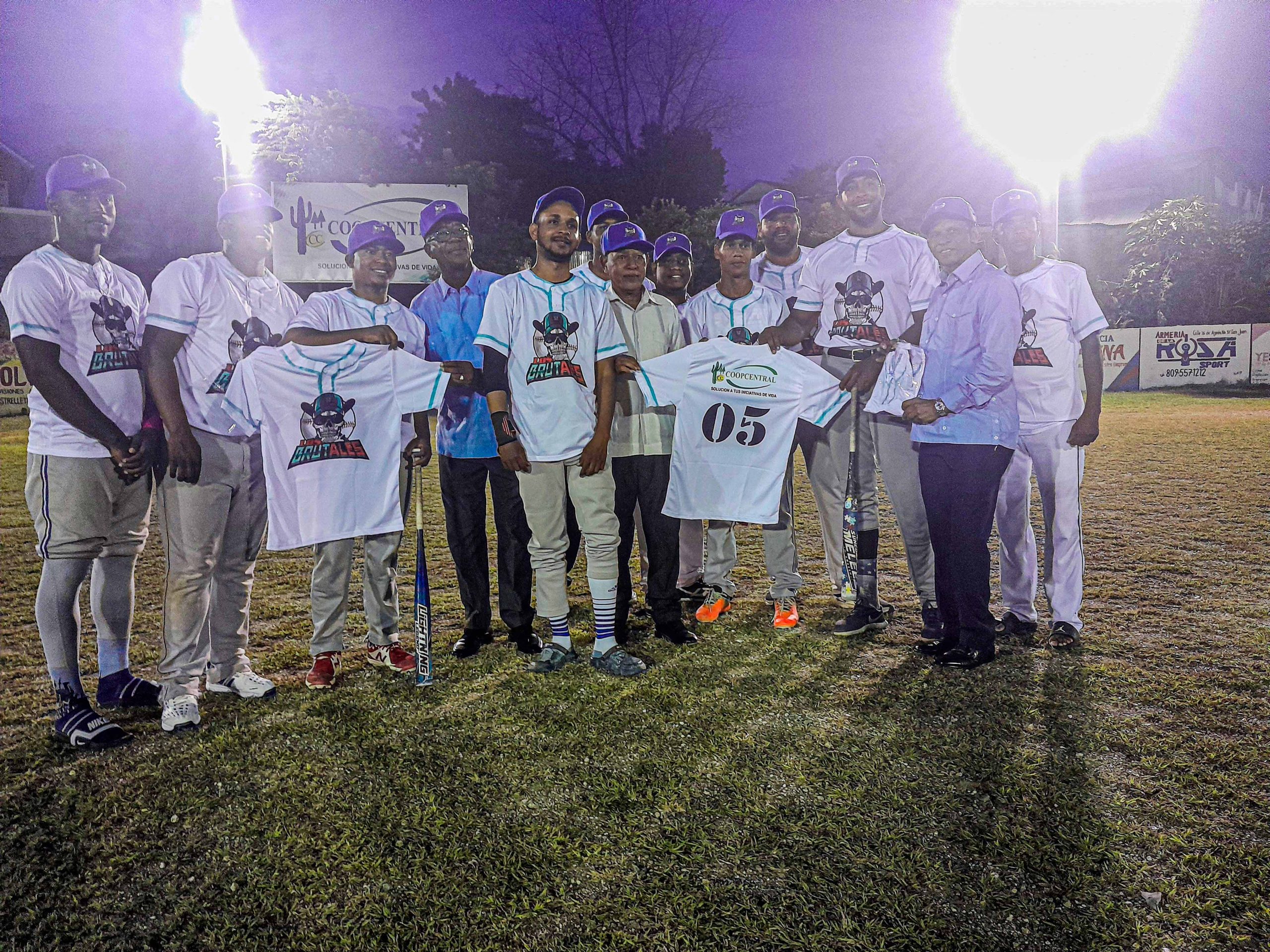 DONACION UNIFORMES DE SOFTBALL A LOS BRUTALES