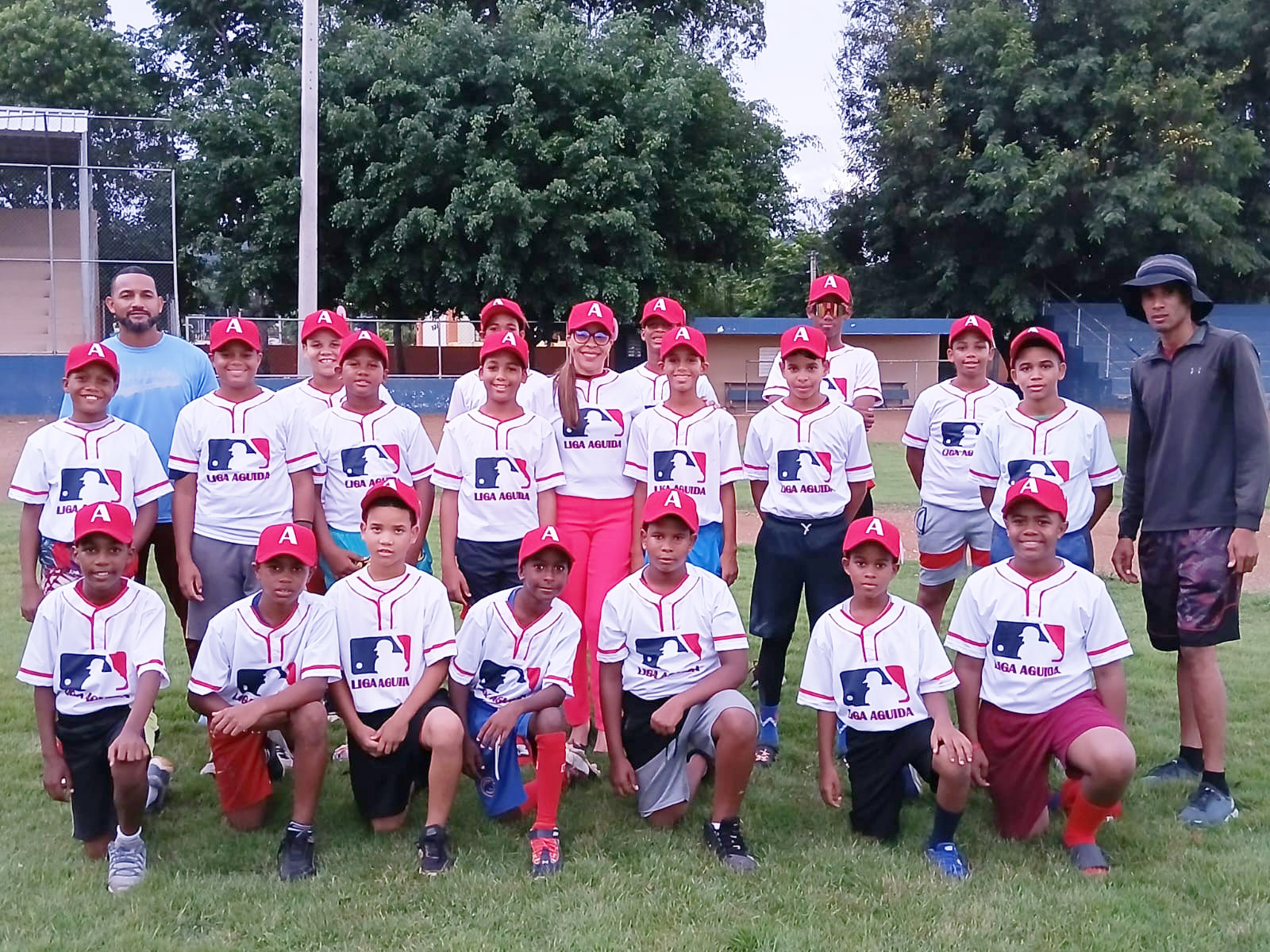 DONACION UNIFORMES LIGA DE BEISBOL INFANTIL AGUIDA