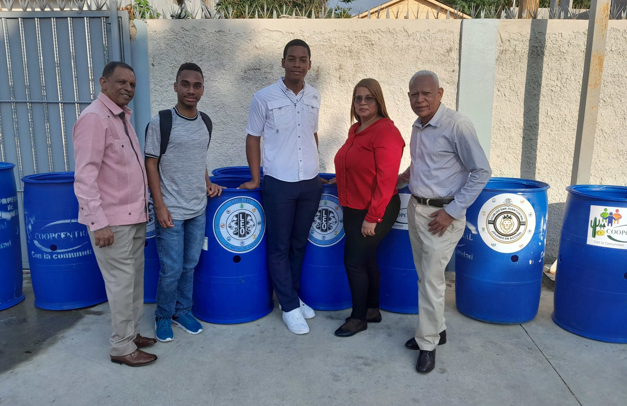 Donación de zafacones al Club Leo de Las Matas de Farfán